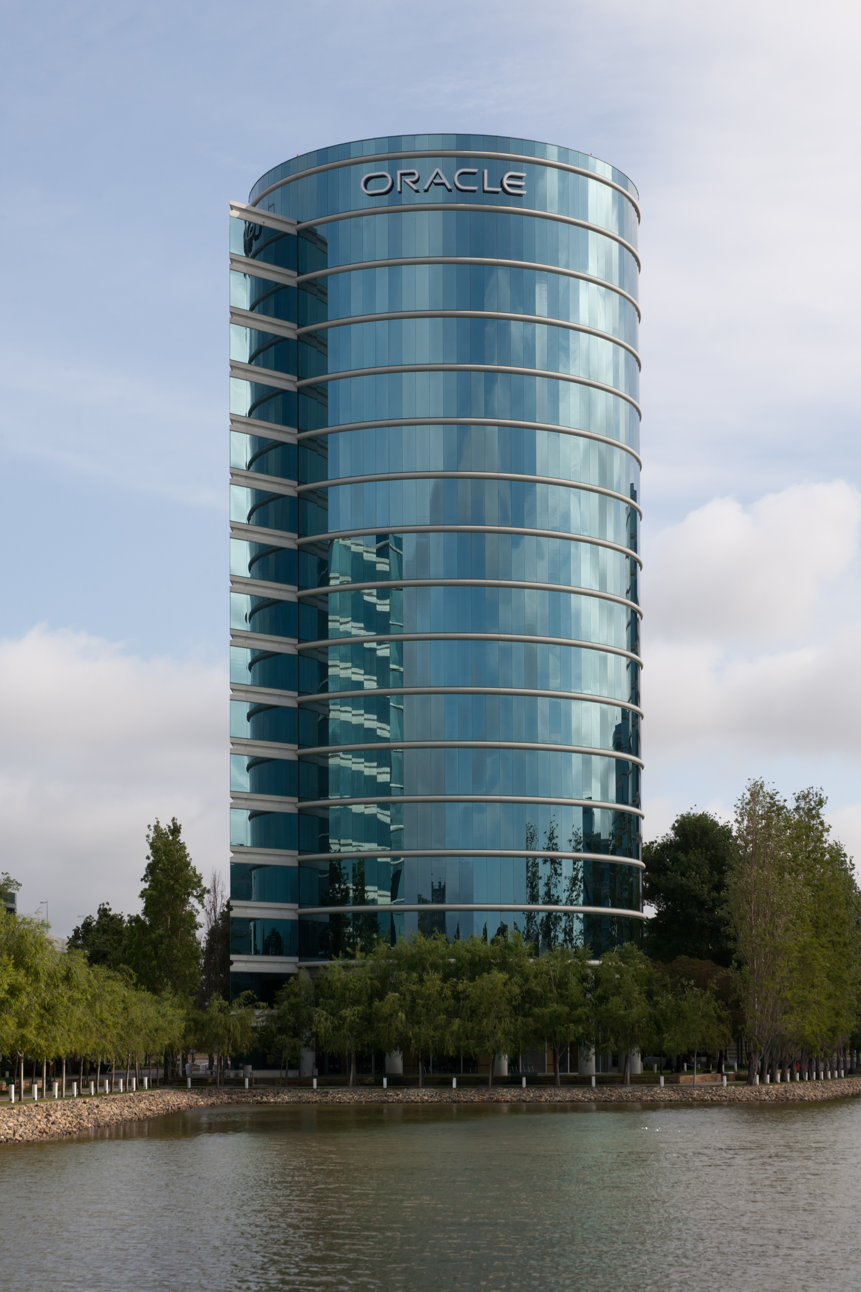 Oracle Corporation, located in Redwood Shores, was the biggest vendor of UNIX database software